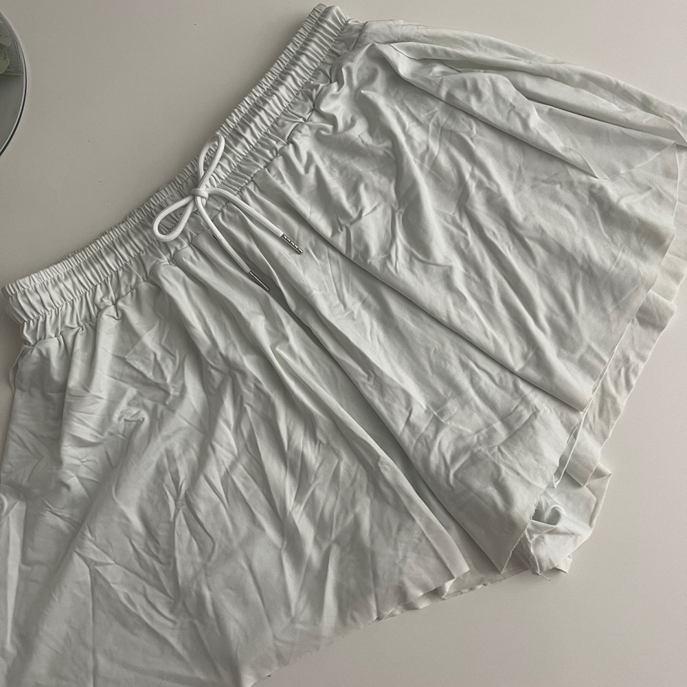 Love Tree Light Cream Elastic Shorts